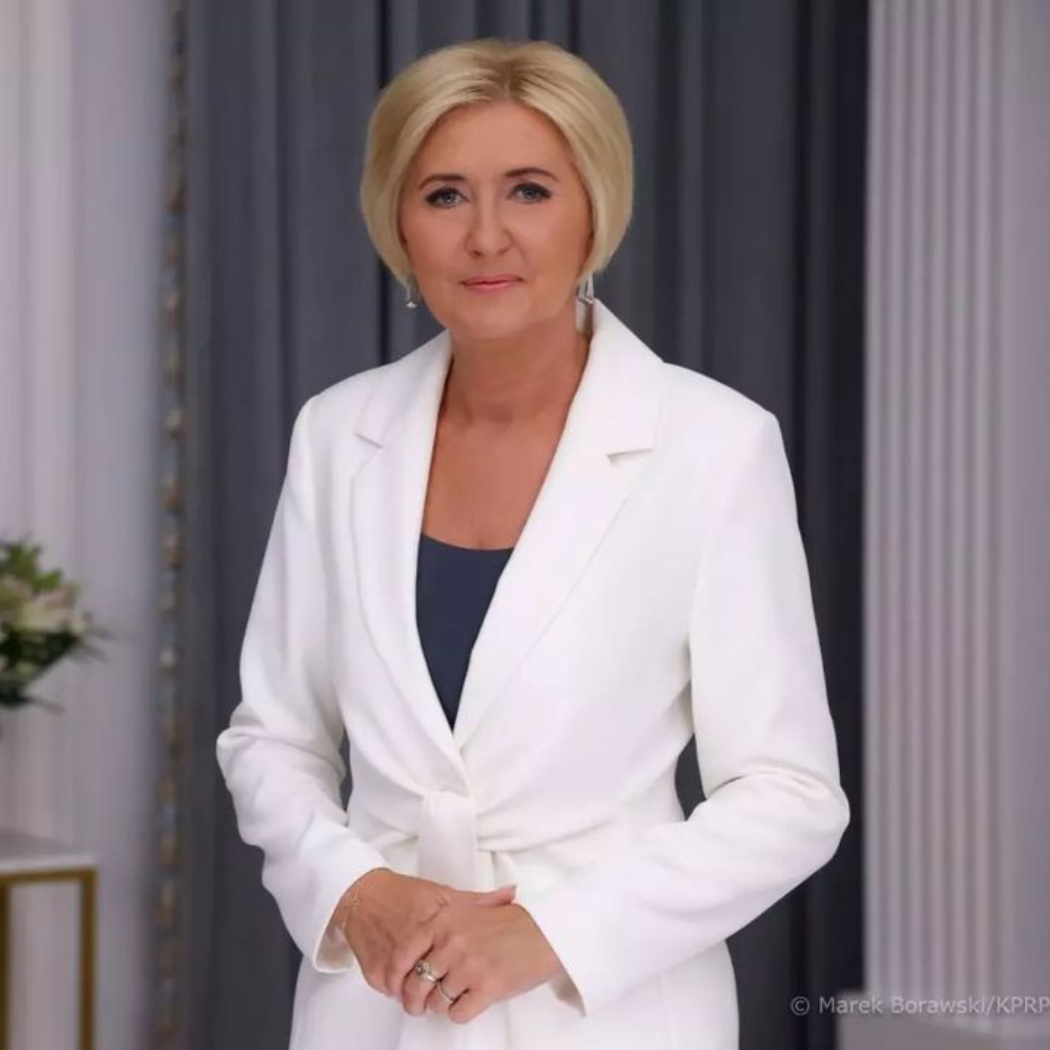Agata Duda w nowej fryzurze zadaje szyku w przeboju jesiennych kolecji. 50-letnie Polki powinny brać przykład?